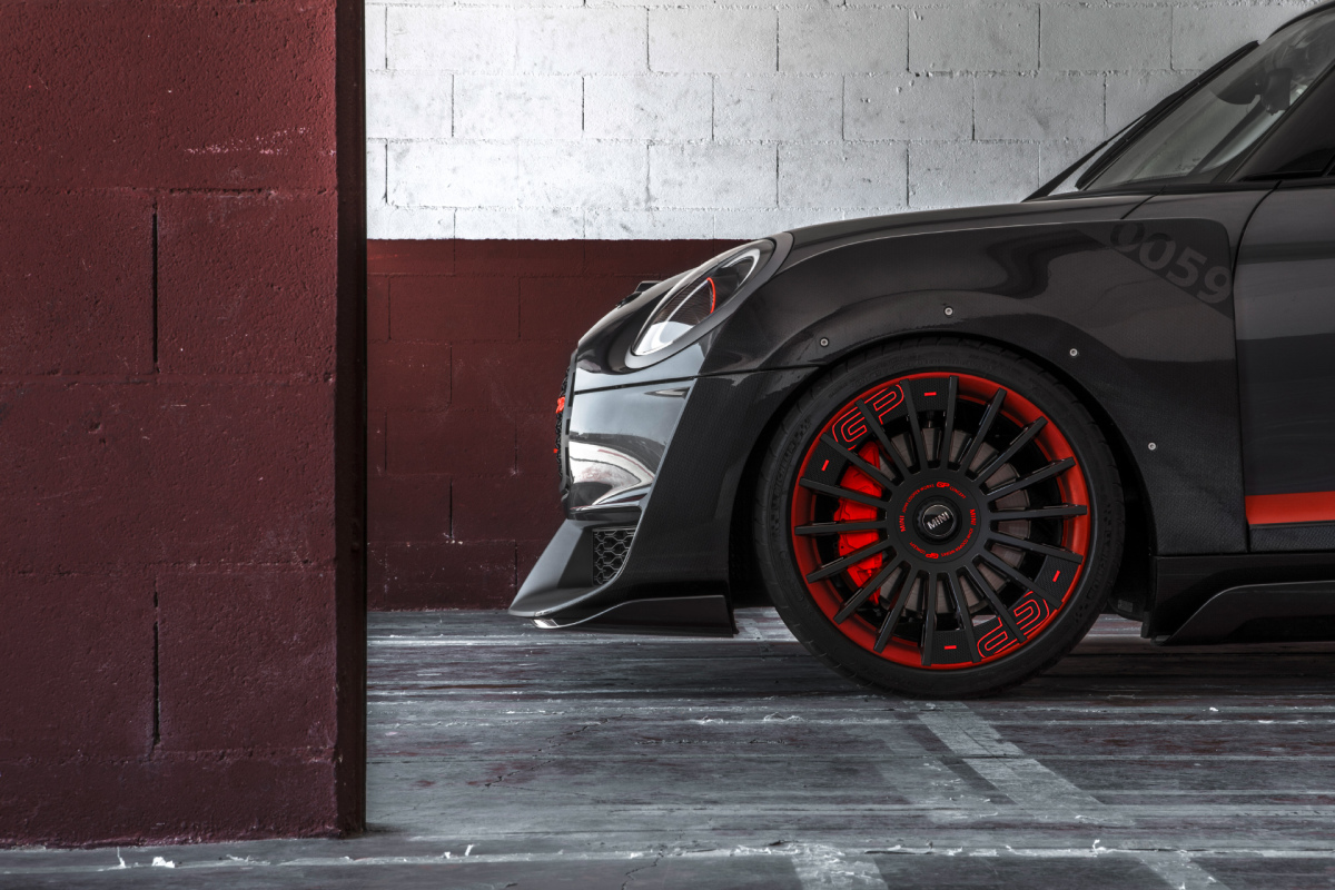 P90275450_highRes_mini-john-cooper-wor