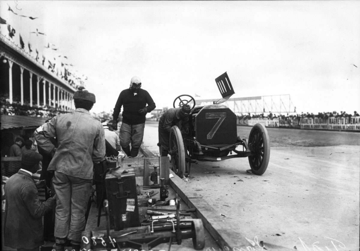 Vincenzo_Lancia_in_his_Fiat_at_the_1908_French_Grand_Prix_at_Dieppe_(2)