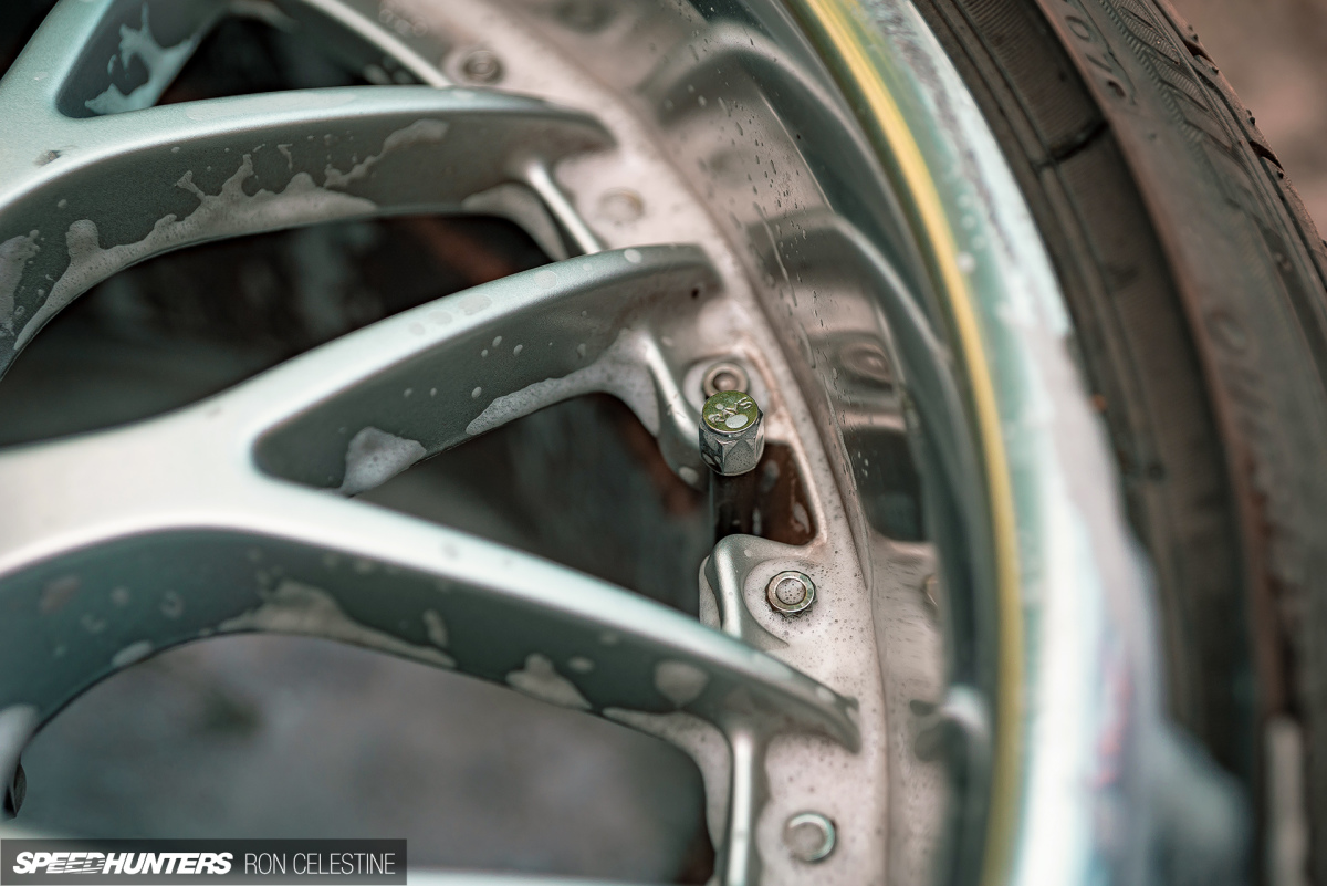 Speedhunters_ProjectRough_ER34_WheelsRebuild_13
