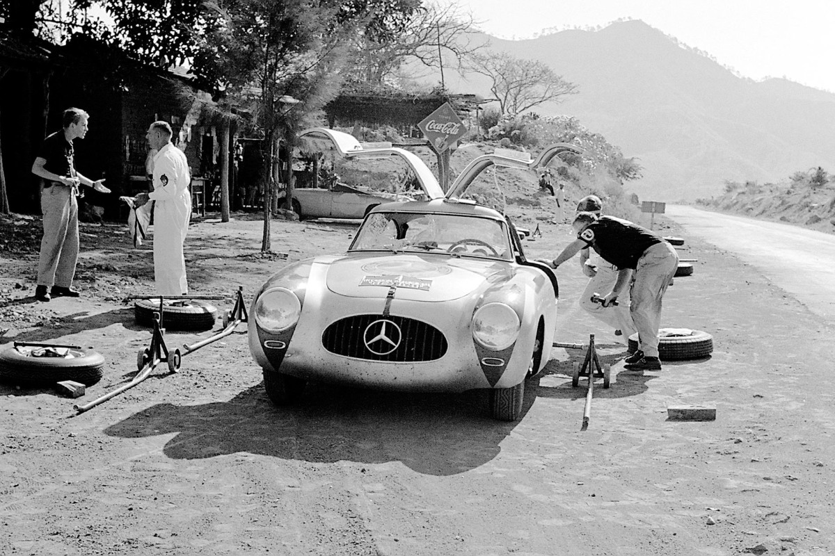 Caption orig.: III. Carrera Panamericana Mexico, 1952. Eines der vielen Reifen-Hilfsdepots die Mercedes-Benz auf der Strecke eingerichtet hatte. Service-Stop auf der ersten Etappe von Tuxtla Gutierrez nach Oaxaca. Das Siegerteam Karl Kling / Hans Klenk (v
