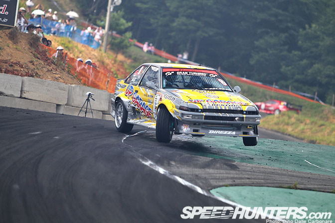 Desktops >> Hibino Takes To The�Air