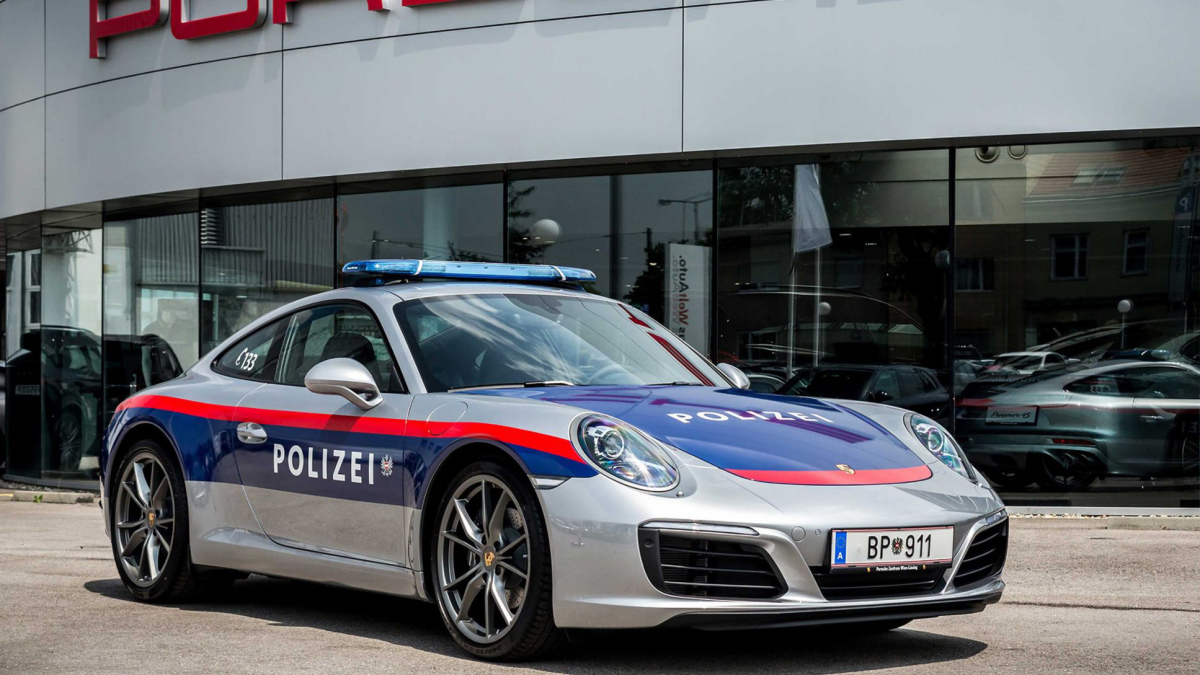 b_03_Polizei-mit-Porsche-911-unterwegs